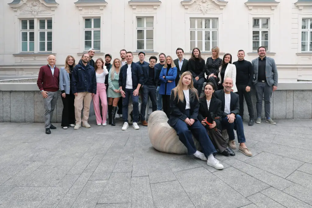 Team Gruppenfoto des kompletten YIELD Teams