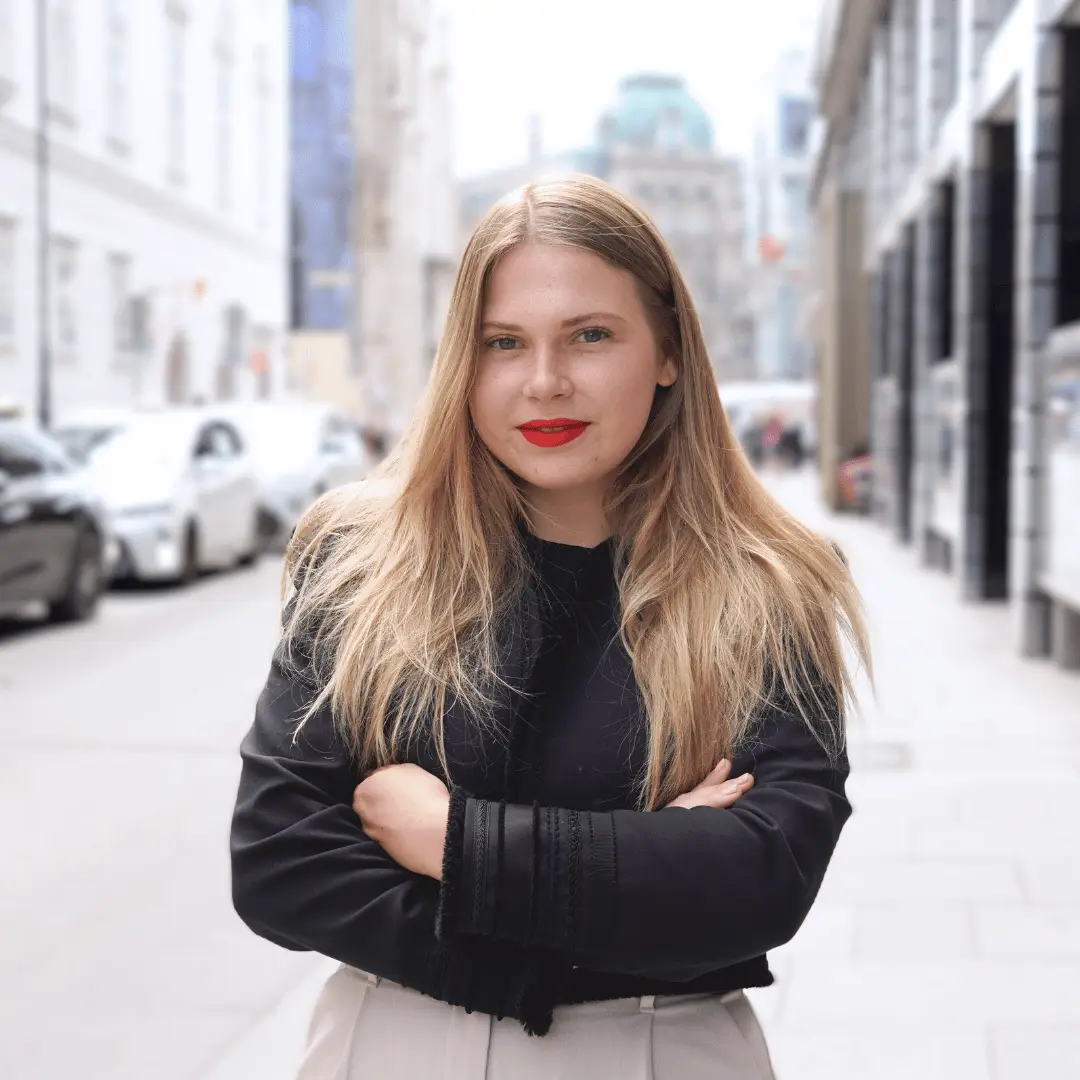 Emma Neuber, Teammitglied bei YIELD vor Wiener Stadtkulisse