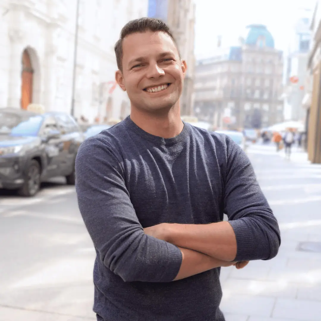David Assinger, Teammitglied bei YIELD vor Wiener Stadtkulisse