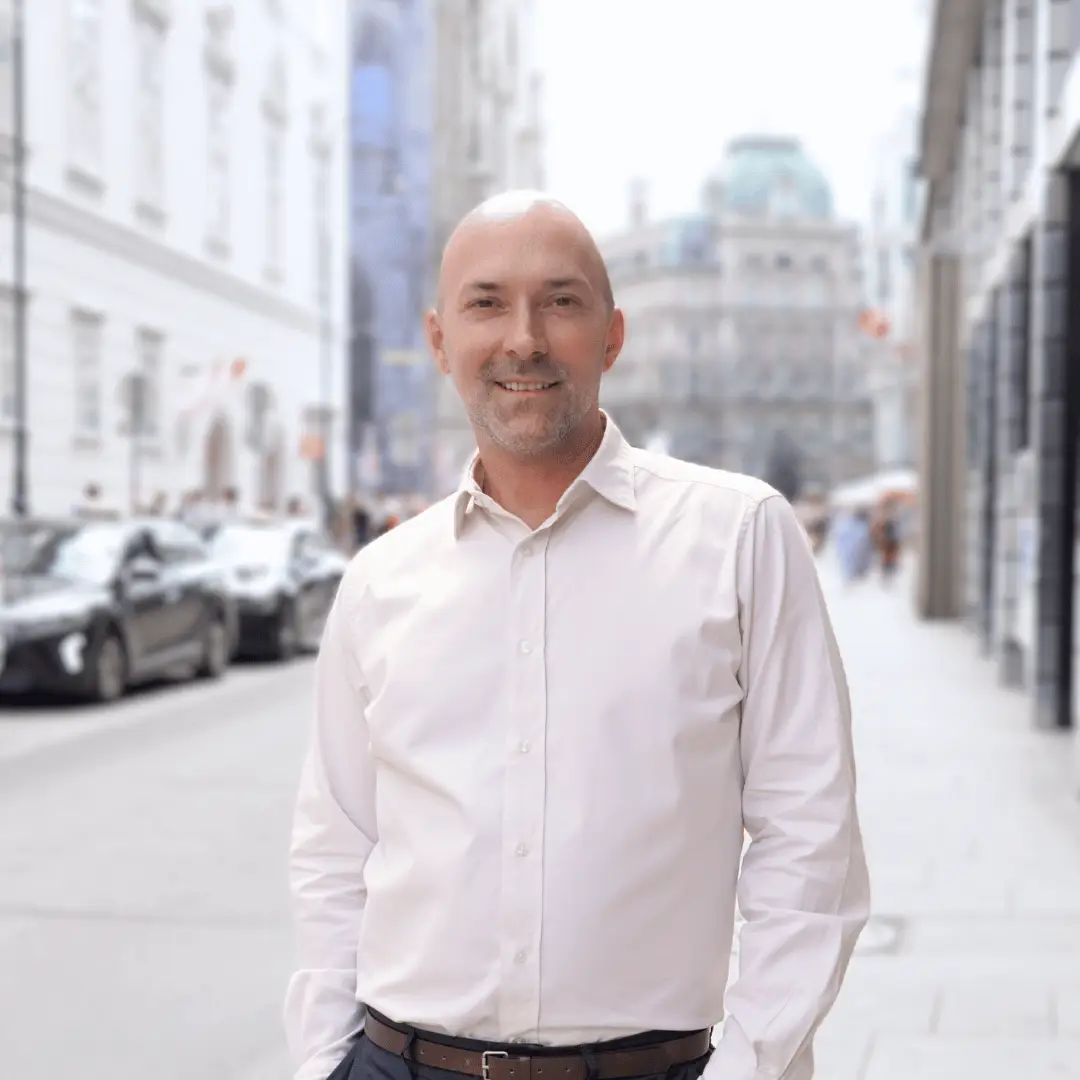 Philipp Höll, Teammitglied bei YIELD vor Wiener Stadtkulisse