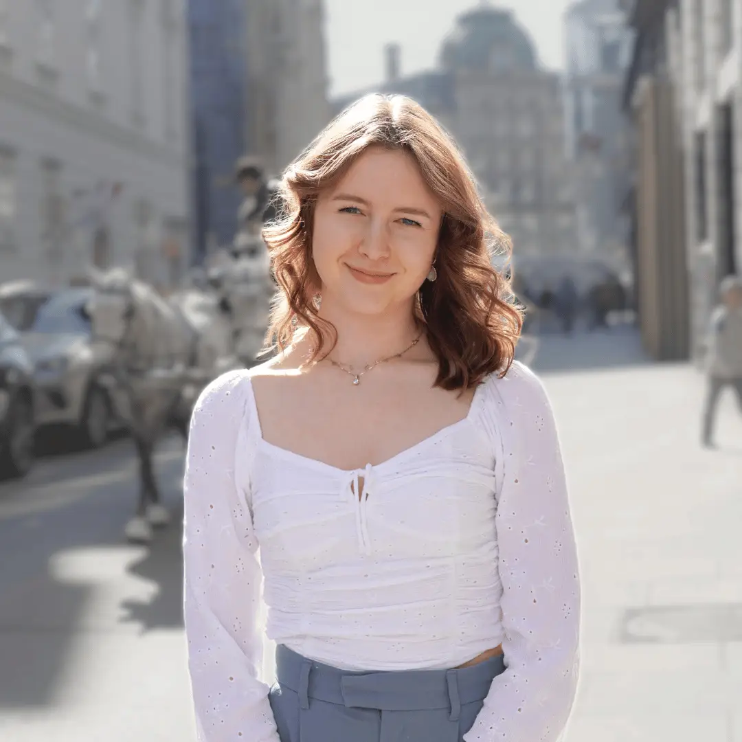 Sophie Dojaczek, Teammitglied bei YIELD vor Wiener Stadtkulisse