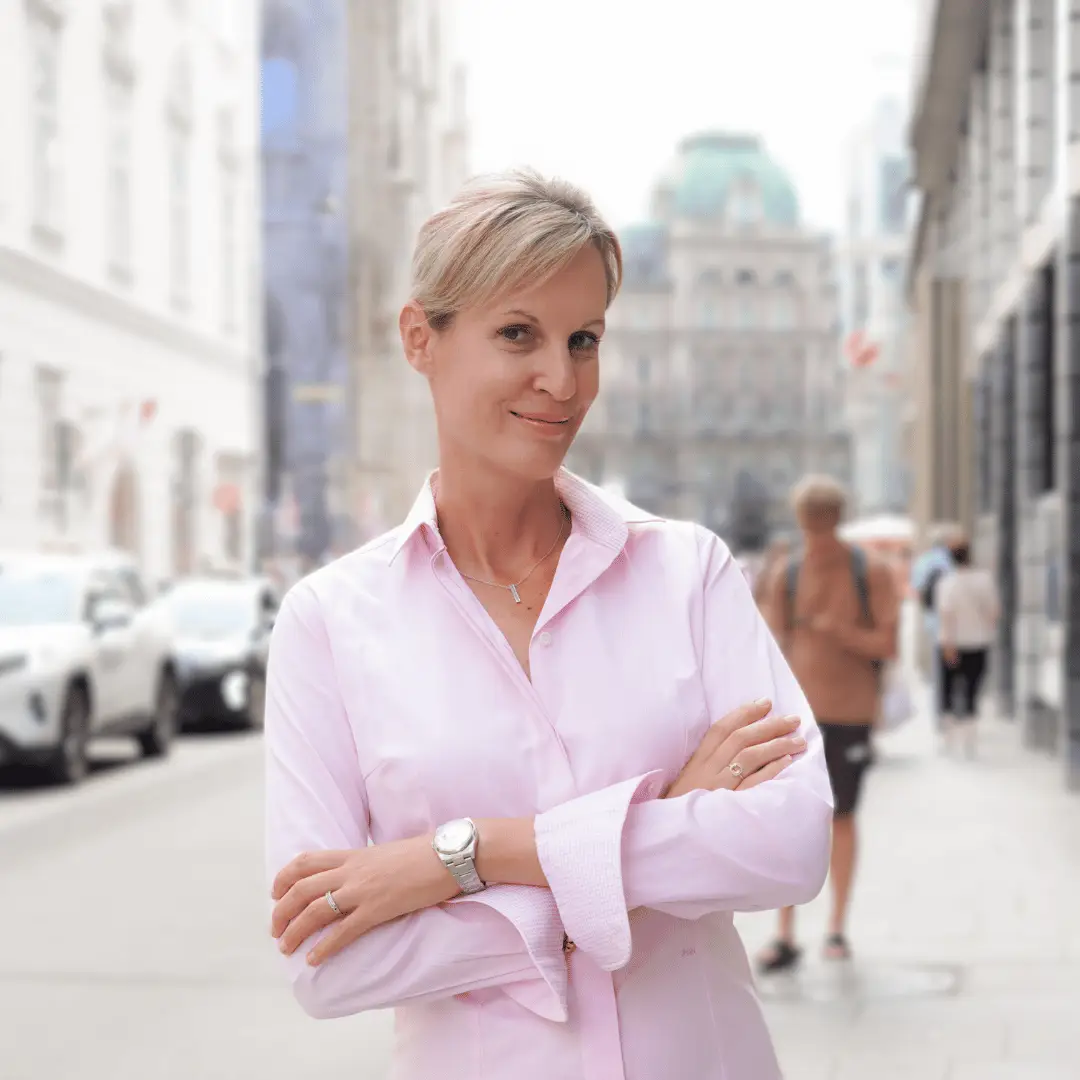 Heidi Hrusa, Teammitglied bei YIELD vor Wiener Stadtkulisse