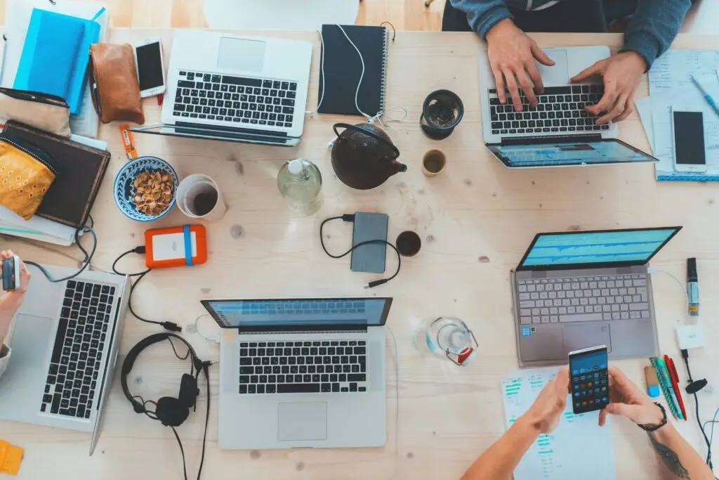 Arbeitsplatz mit Laptop und Marketingunterlagen im Büro