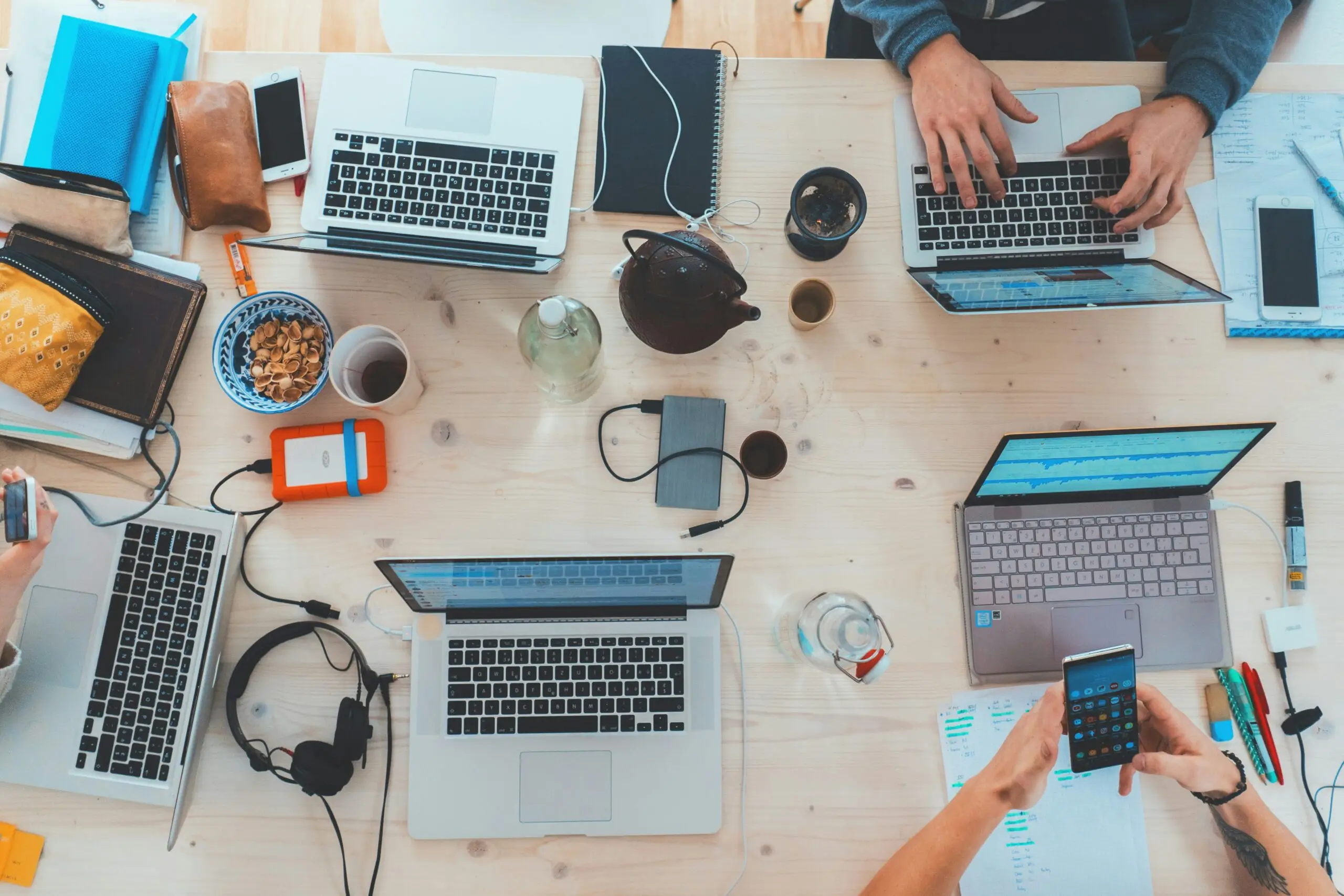 Arbeitsplatz mit Laptop und Marketingunterlagen im Büro