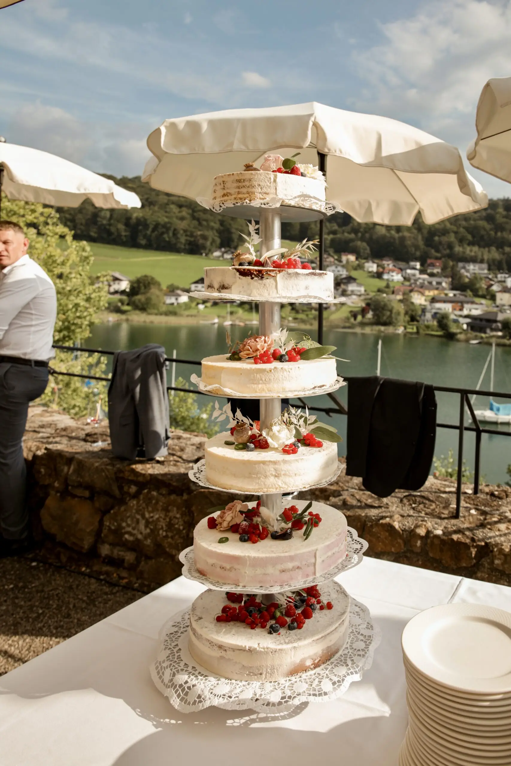 Hochzeitstorte auf Tisch