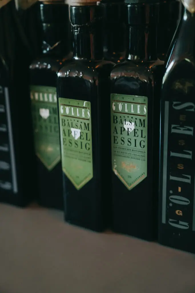 Historische Produktverpackung zum Jubiläum von Gölles Apfel Balsamessig