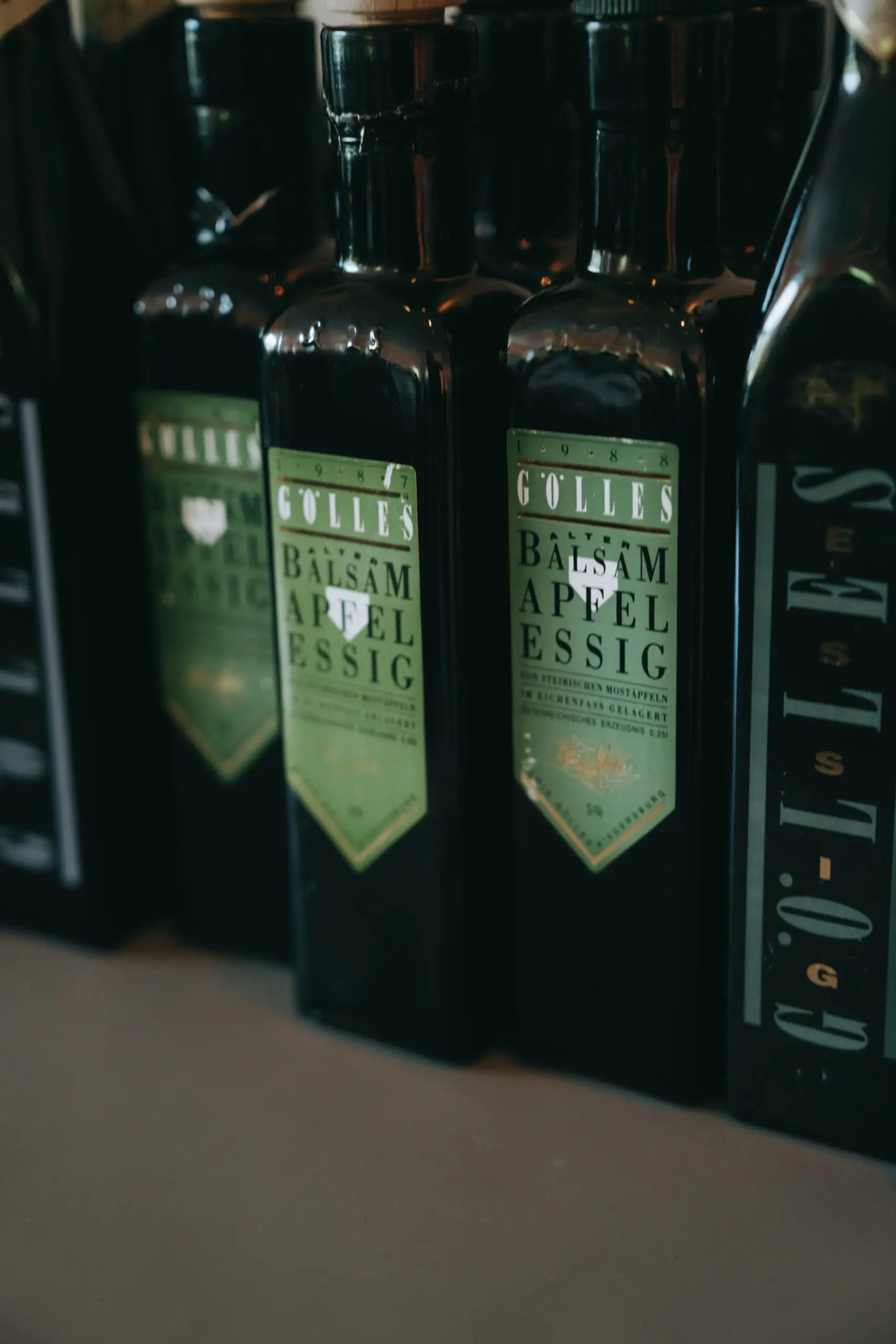 Historische Produktverpackung zum Jubiläum von Gölles Apfel Balsamessig