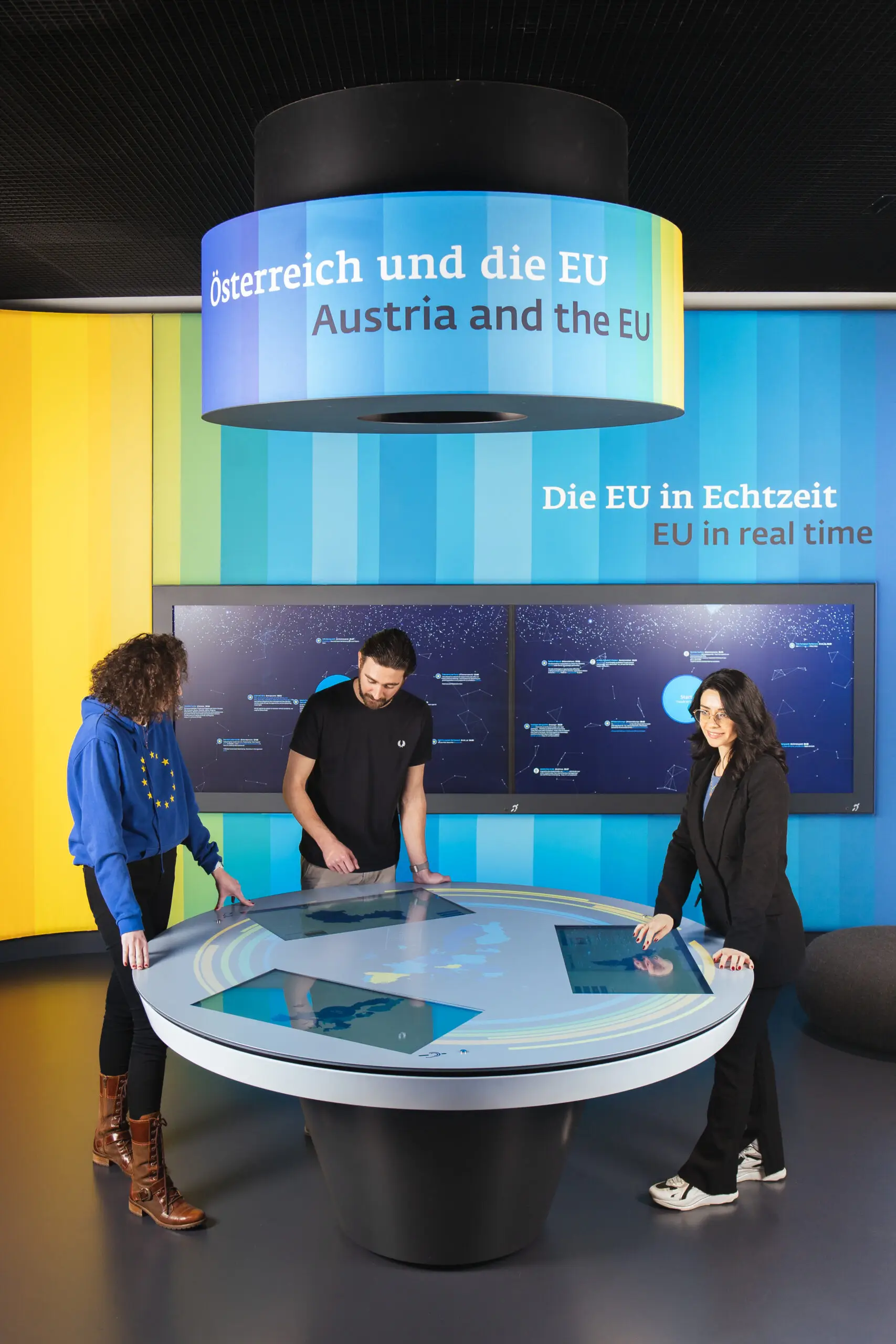Besucher vor einer großen Präsentationswand im Erlebnis Europa