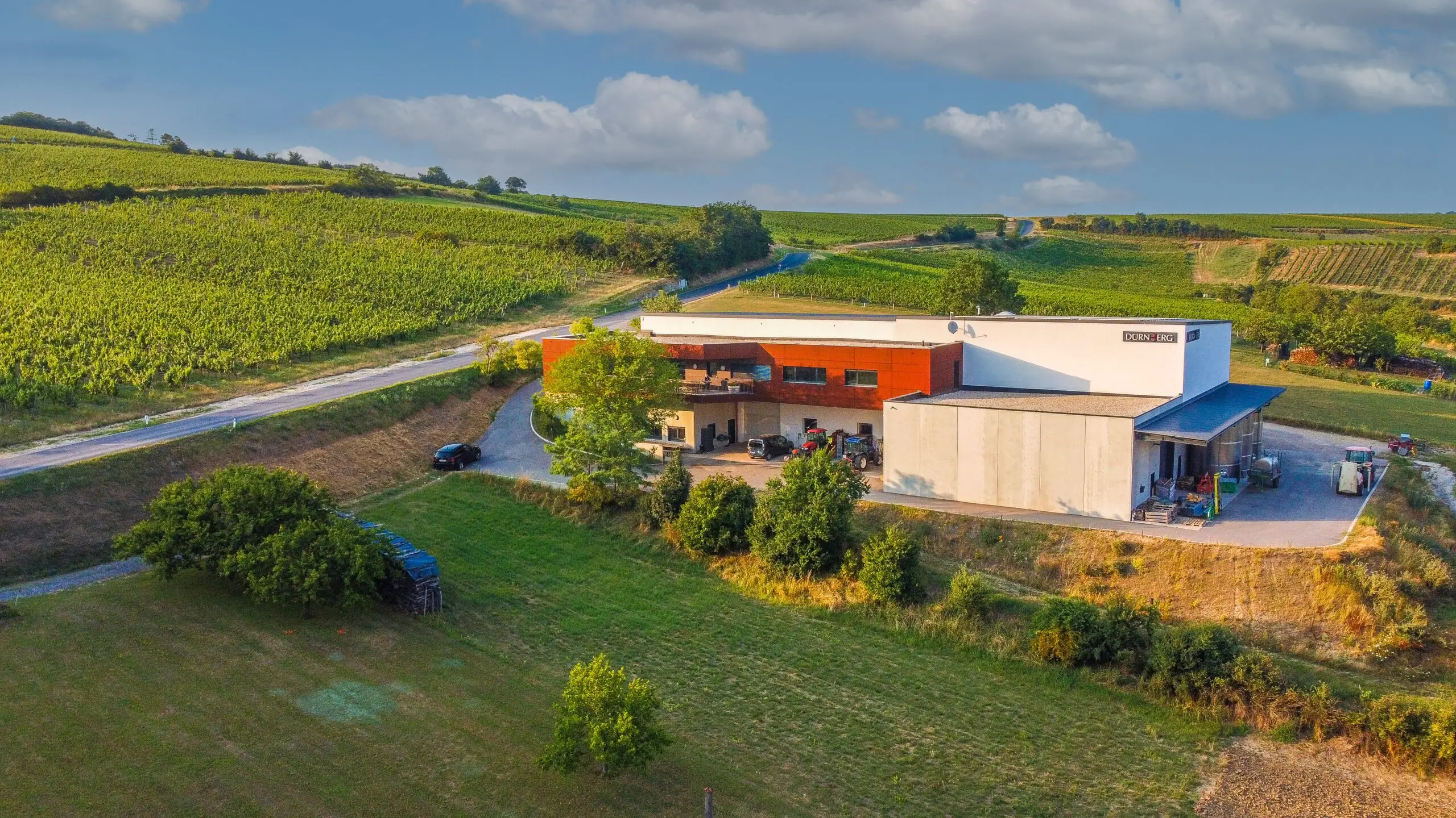 Weingut inmitten einer hügeligen Weinlandschaft in Niederösterreich
