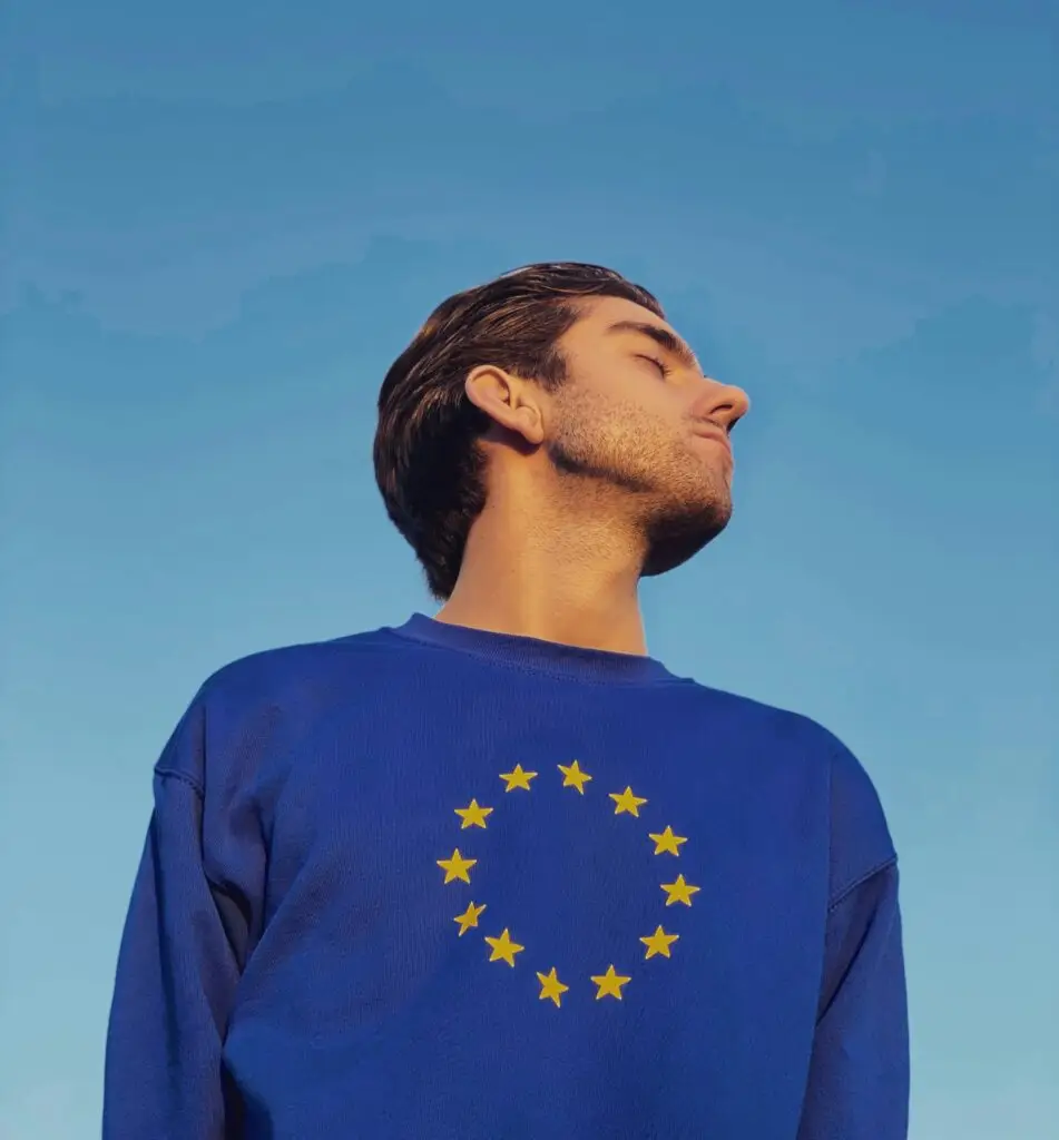 Portrait eines Mannes vor blauem Himmel