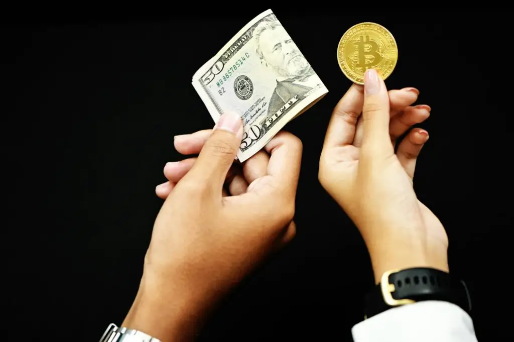 Hand mit goldener Münze als Symbol für Investment und digitale Geldanlage