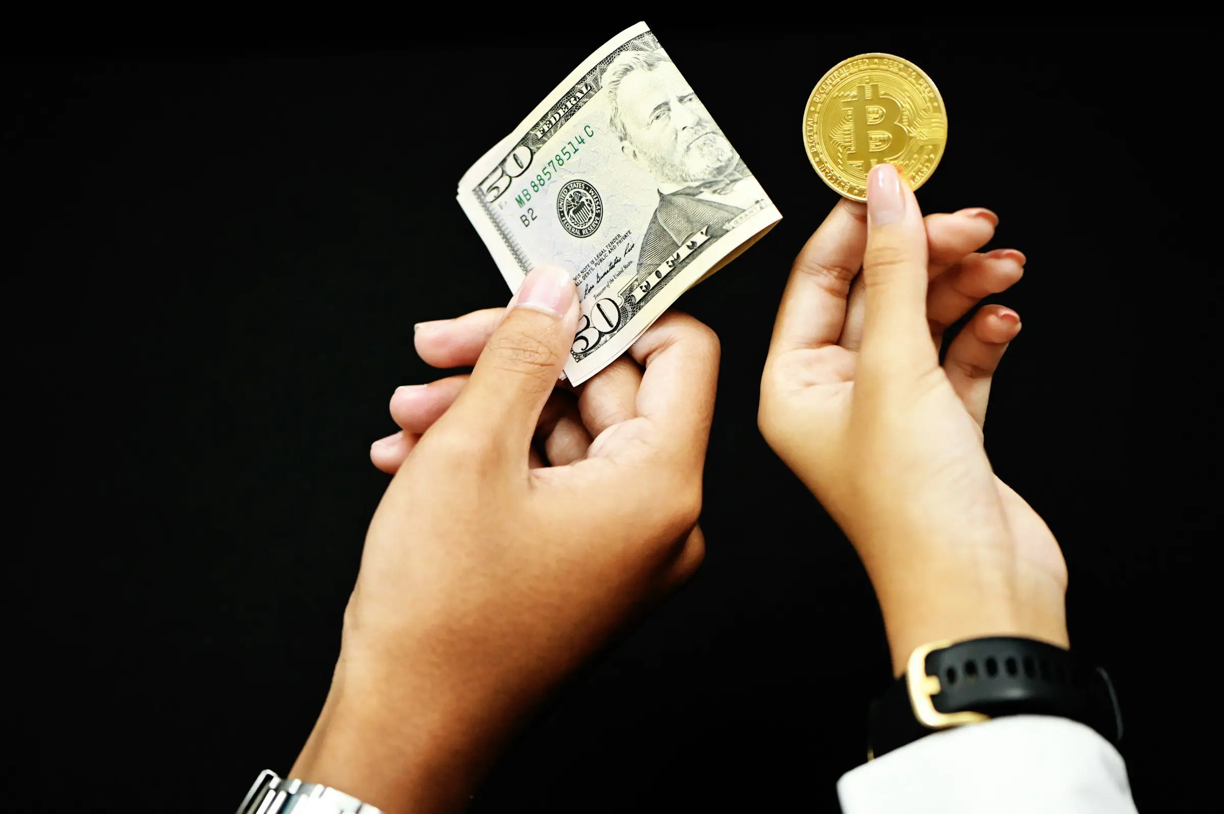 Hand mit goldener Münze als Symbol für Investment und digitale Geldanlage