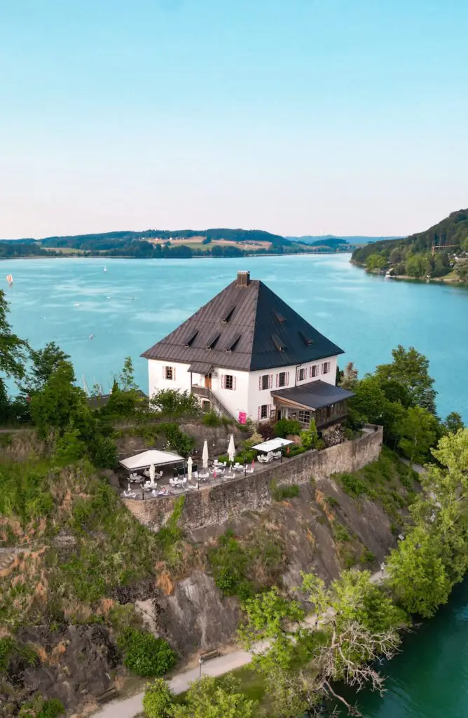 Luftaufnahme von Schloss Mattsee am See in Österreich