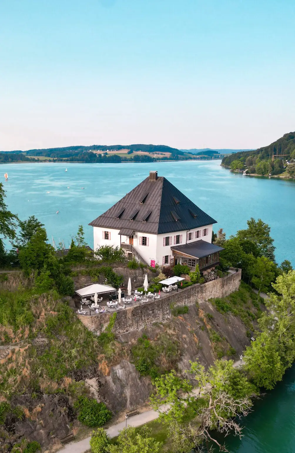 Luftaufnahme von Schloss Mattsee am See in Österreich