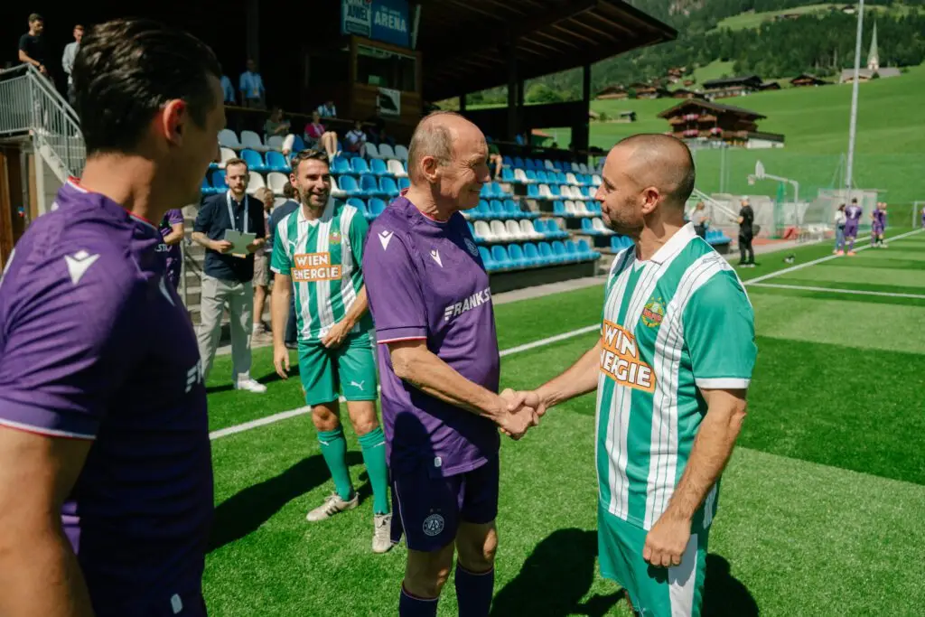 Handshake zwischen Fußballspieler beim Mannschaftstraining