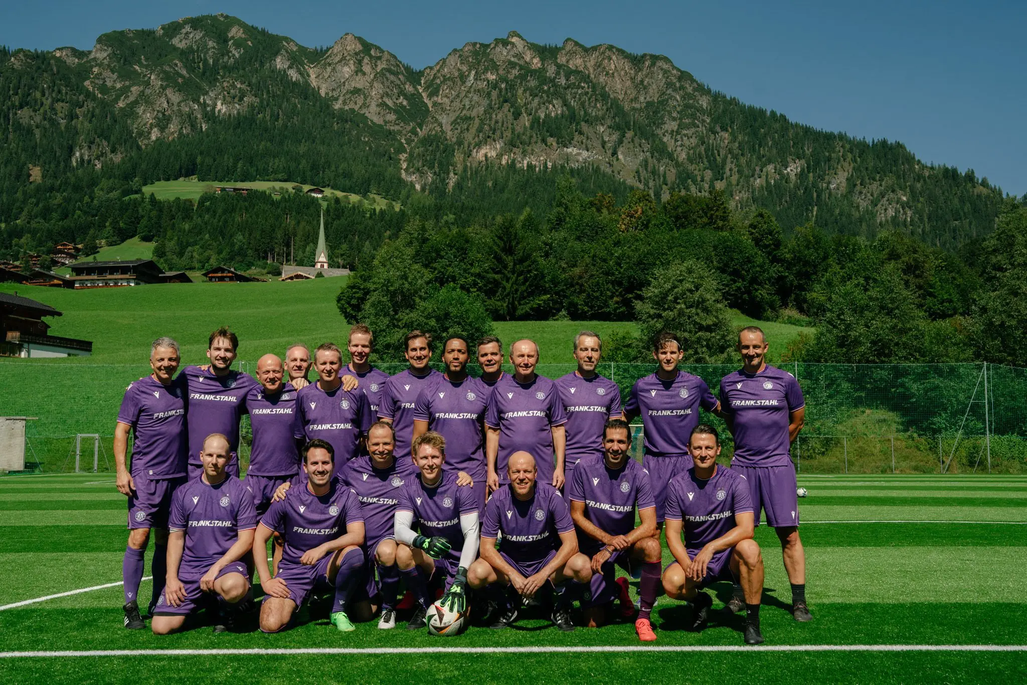 Fußballspieler beim Training vor alpiner Bergkulisse