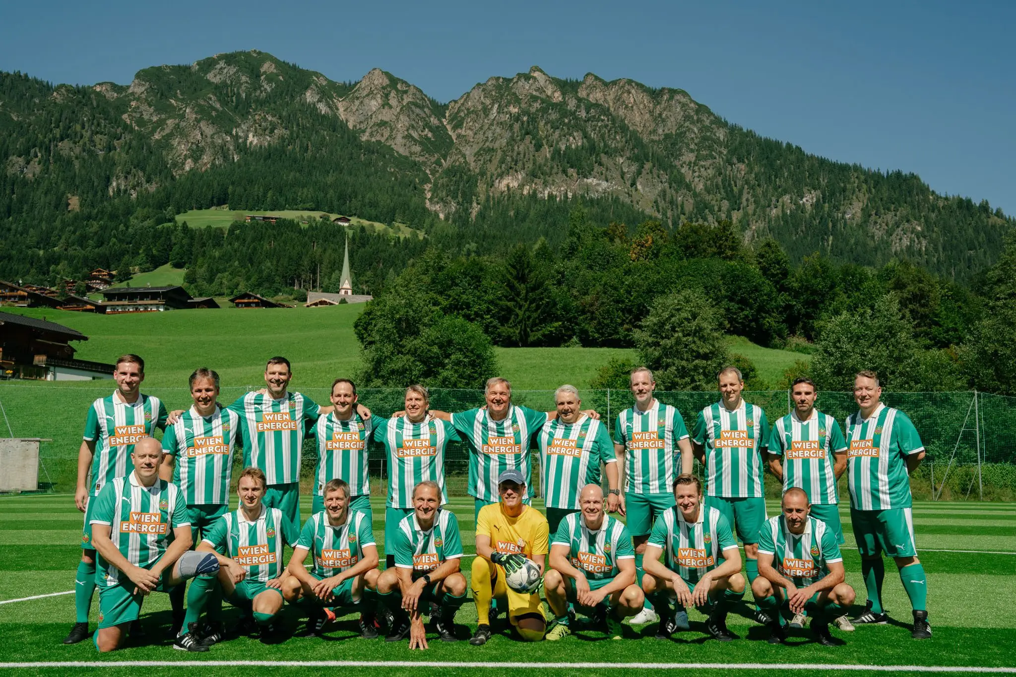 Fußballplatz mit Bergpanorama in Österreich
