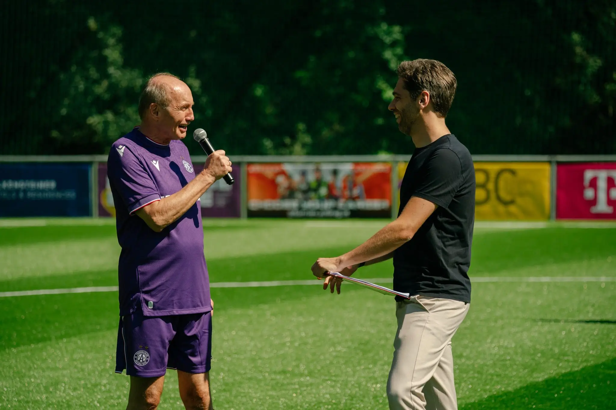 Trainer erklärt Taktik beim Fußballtraining auf dem Sportplatz