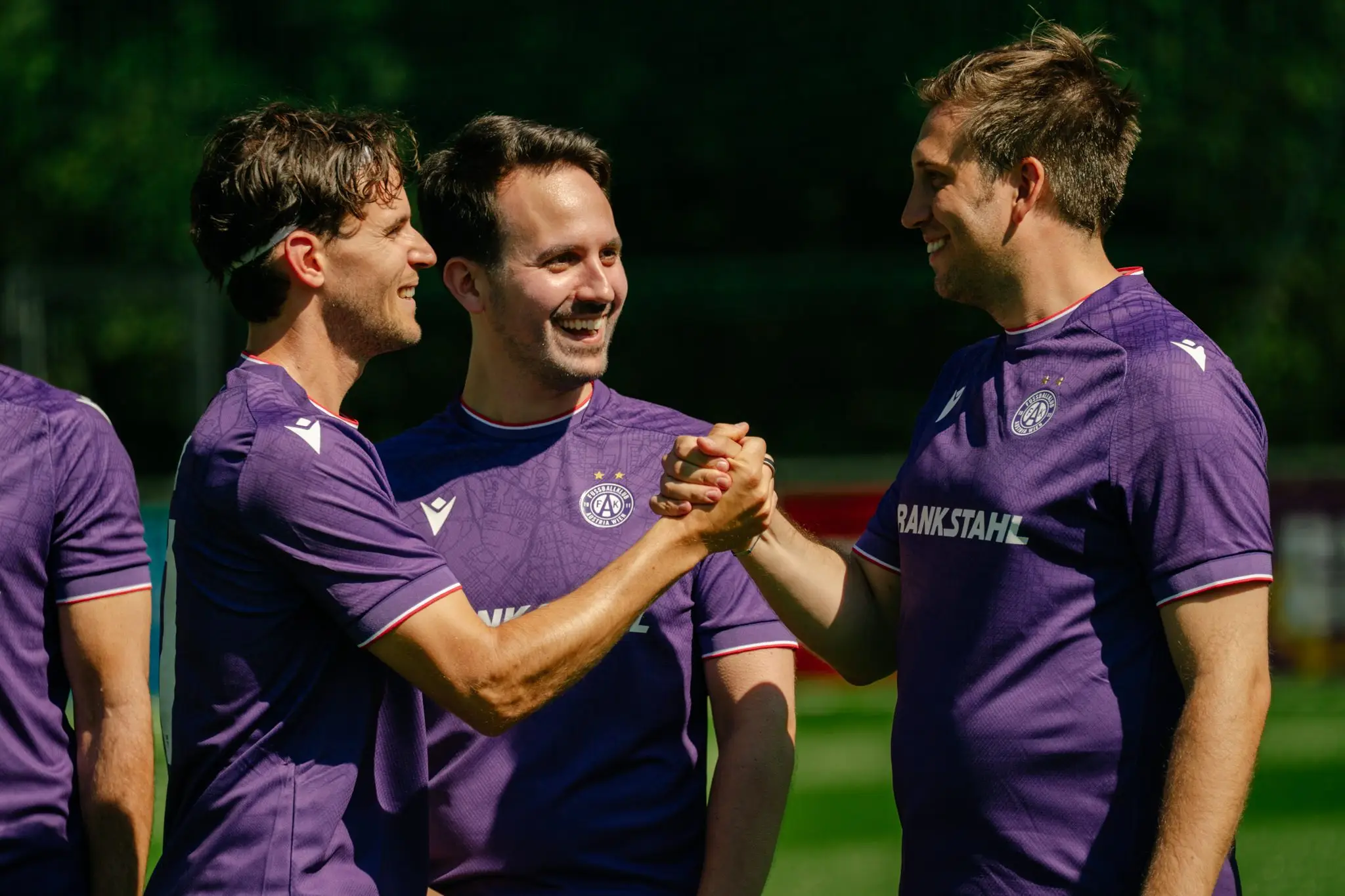 Fußballtraining mit Spielern auf dem Sportplatz