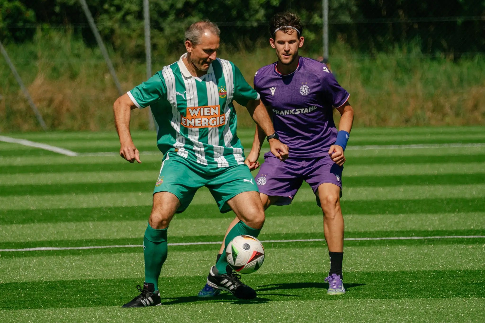 Intensiver Zweikampf zwischen zwei Fußballspielern
