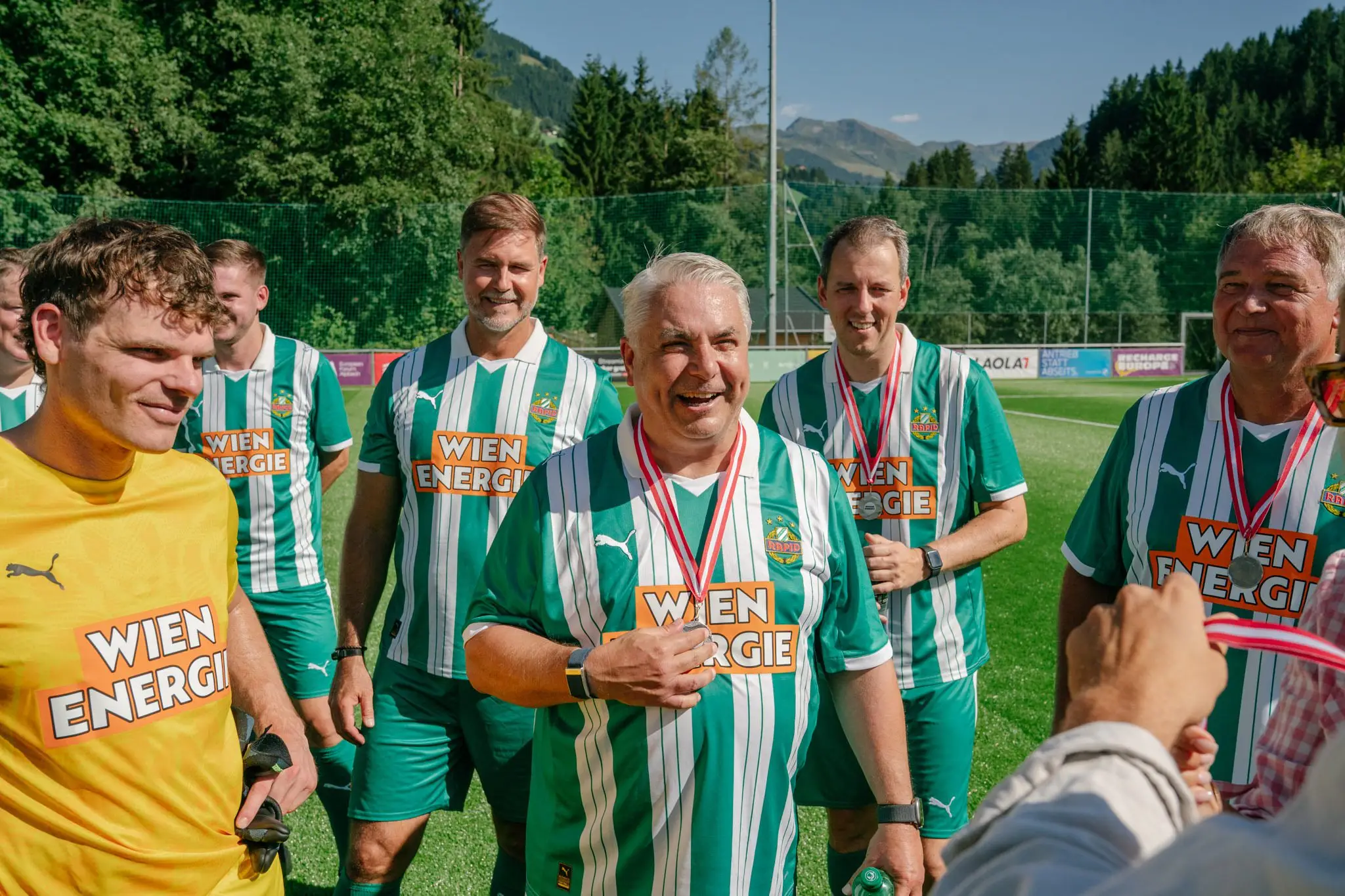 Gruppenfoto einer Fußballmannschaft nach dem Training