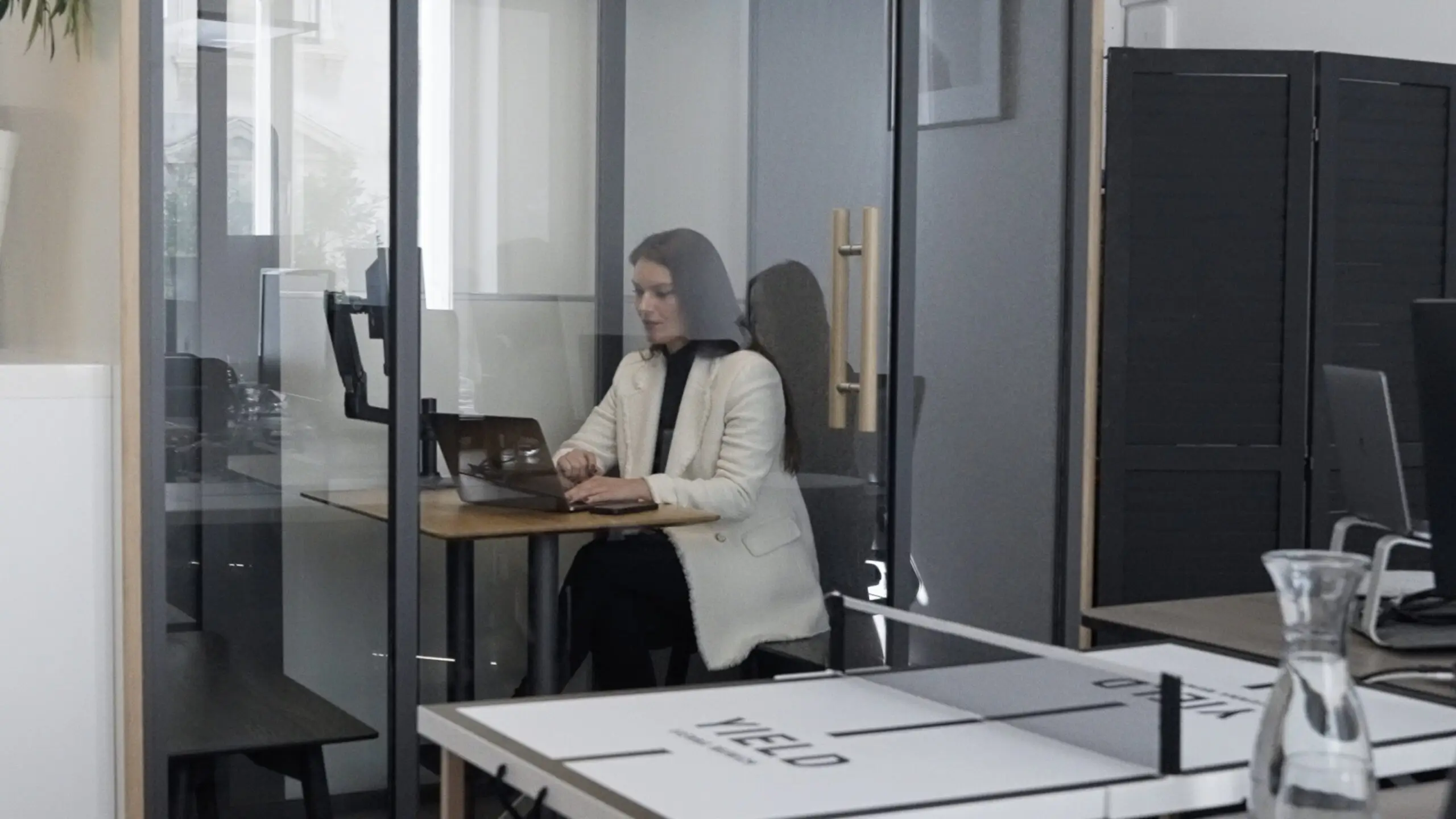 Modernes Büro mit Glaswand und Besprechungsraum bei YIELD