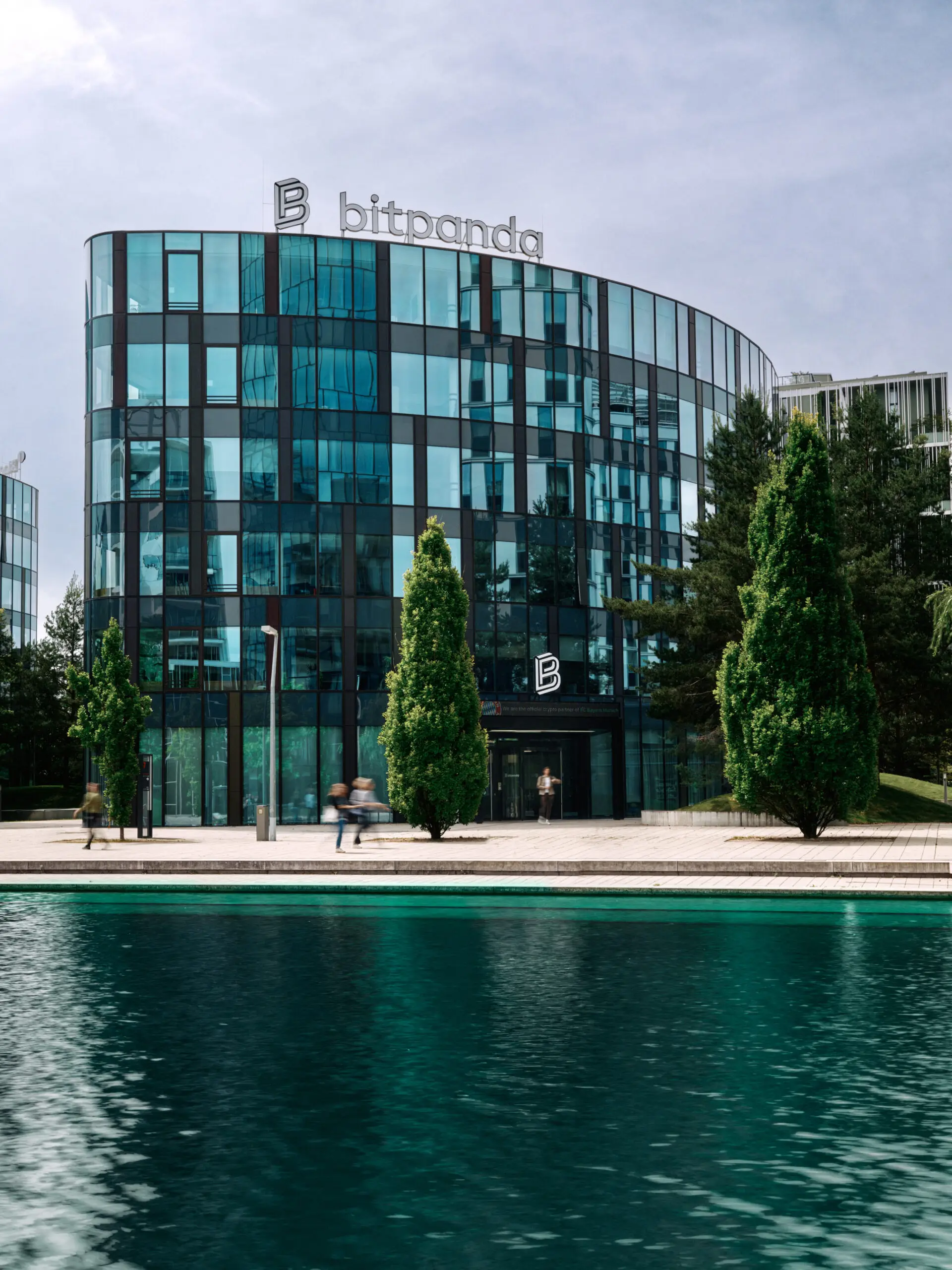 Moderne Glasfassade der Bitpanda Unternehmenszentrale