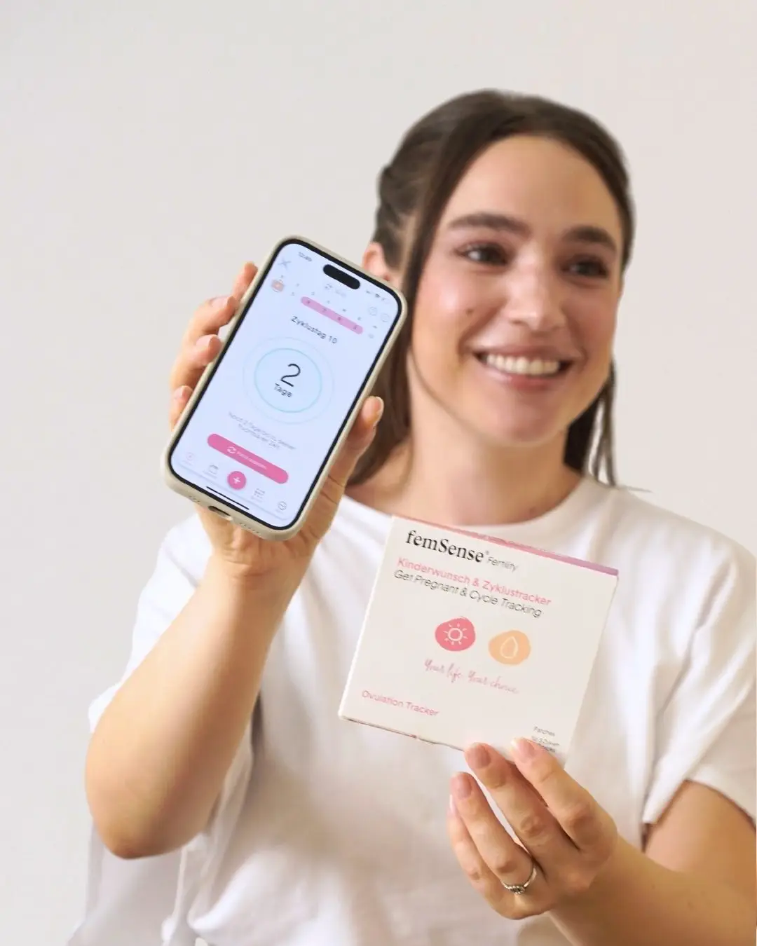Portrait einer Frau mit FemSense Produkt