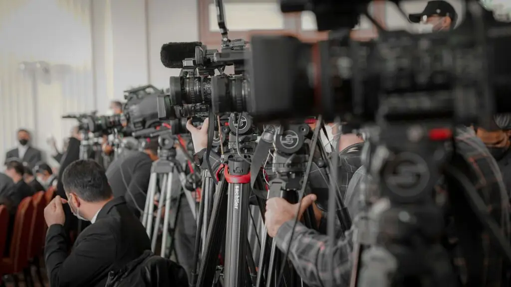 Kameras bei einer Pressekonferenz