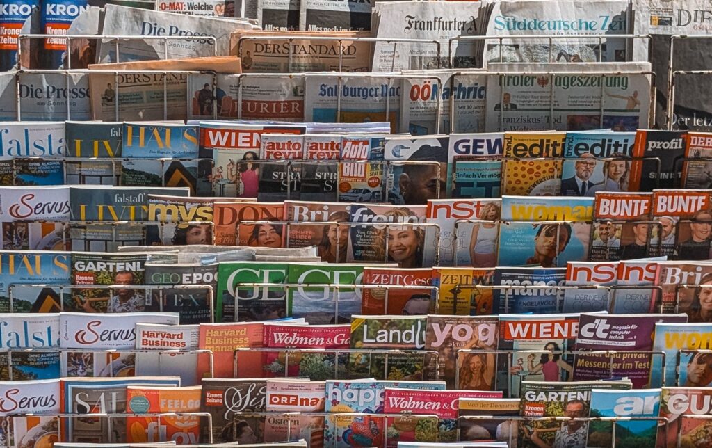 Zeitungsständer mit österreichischen Titeln