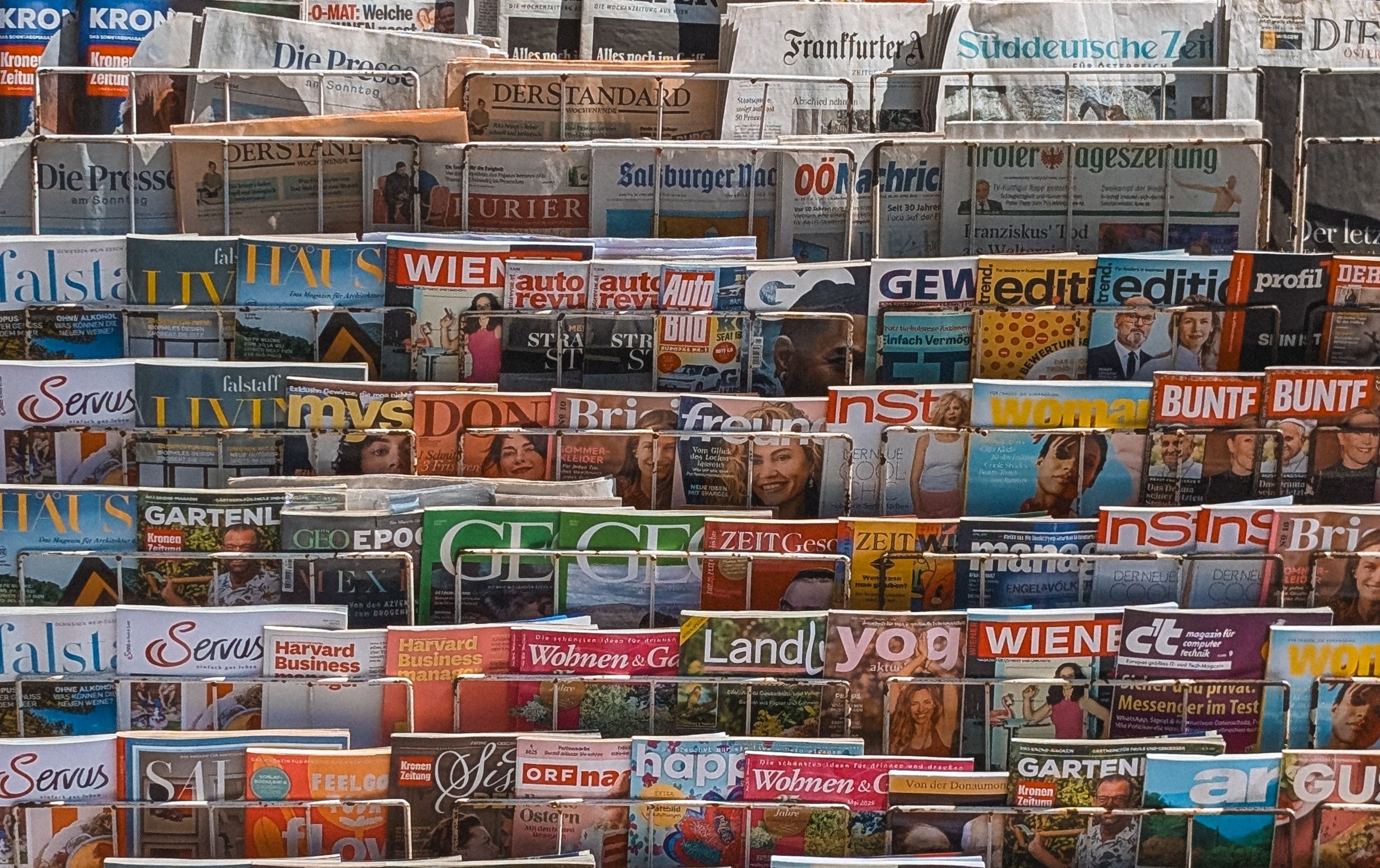 Zeitungsständer mit österreichischen Titeln